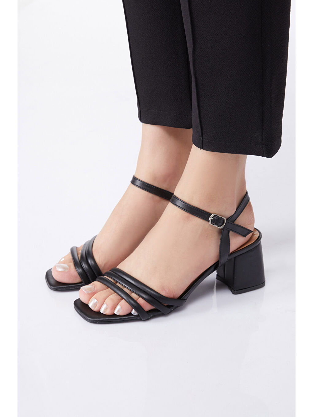 Kadın Siyah Biye Detaylı Topuklu Ayakkabı - 27146-2