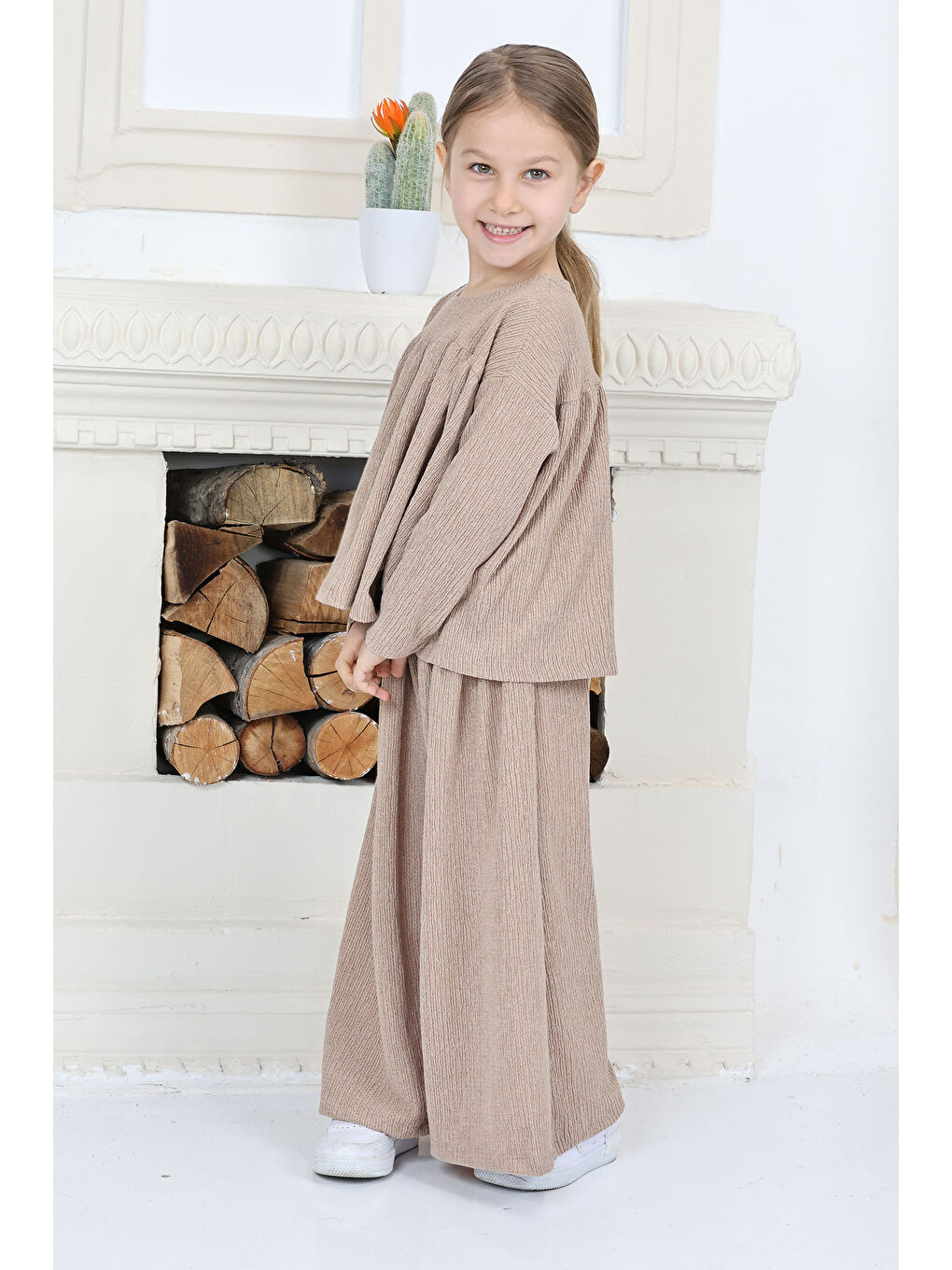 Kız Çocuk Bej Kız Çocuk Kare Yaka Armalı Bluz ve Salaş Pantolon Alt Üst Takım - 26815-2