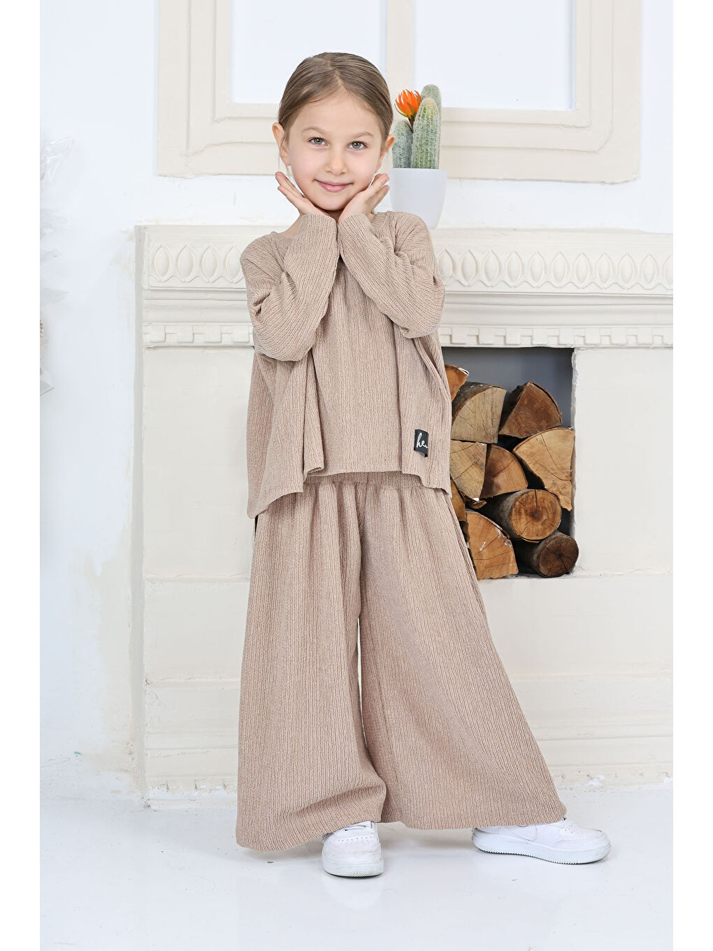 Kız Çocuk Bej Kız Çocuk Kare Yaka Armalı Bluz ve Salaş Pantolon Alt Üst Takım - 26815-3
