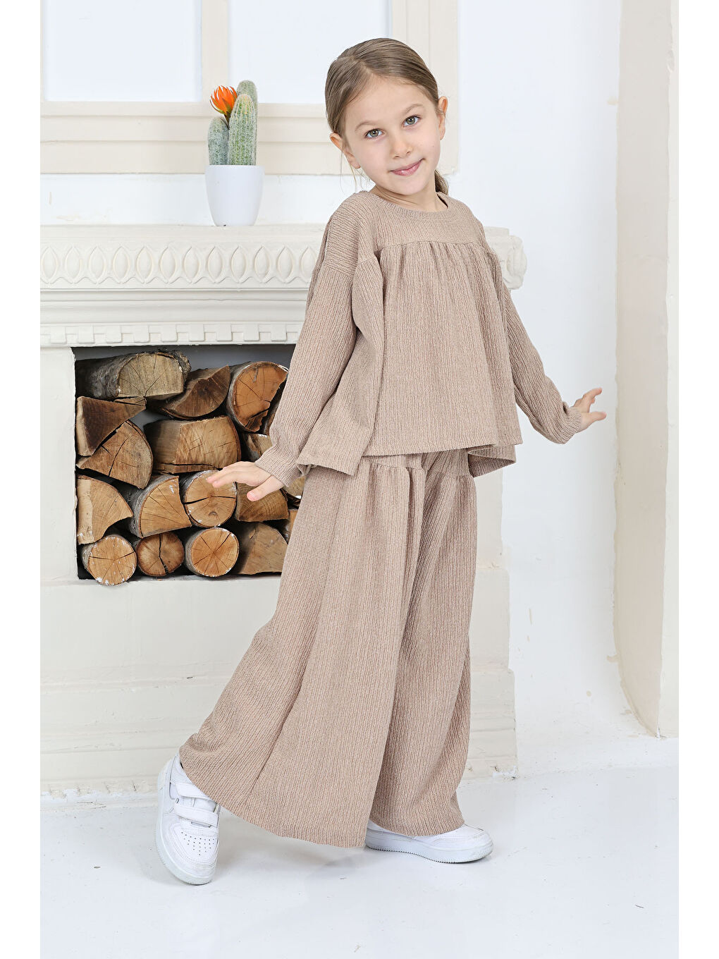 Kız Çocuk Bej Kız Çocuk Kare Yaka Armalı Bluz ve Salaş Pantolon Alt Üst Takım - 26815-4