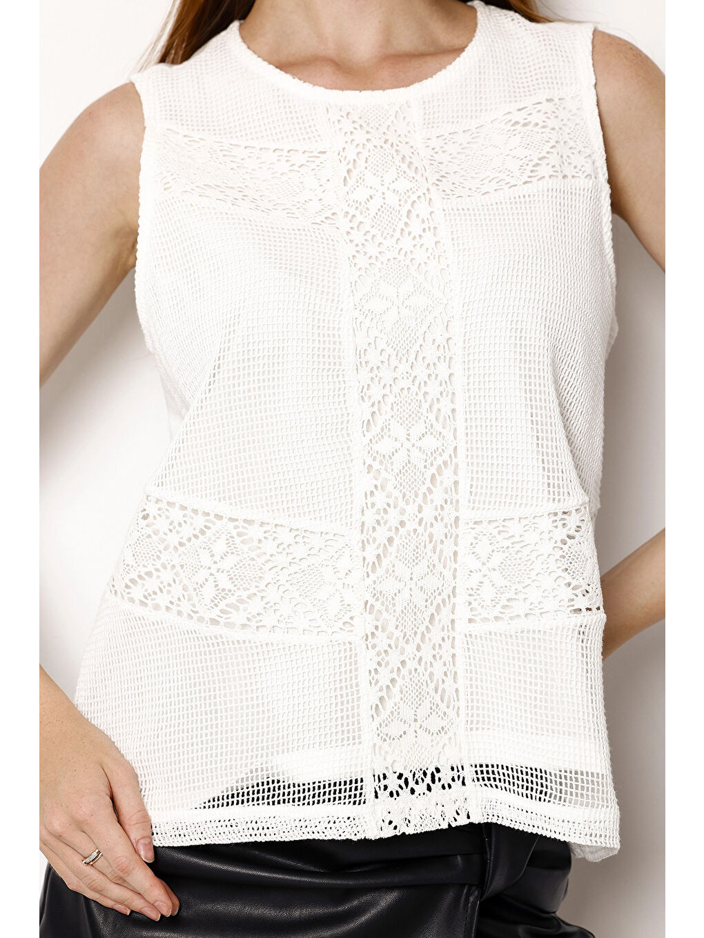 Beyaz Bisiklet Yaka Sıfır Kol Dantel Detaylı İçi Astarlı Bluz-2