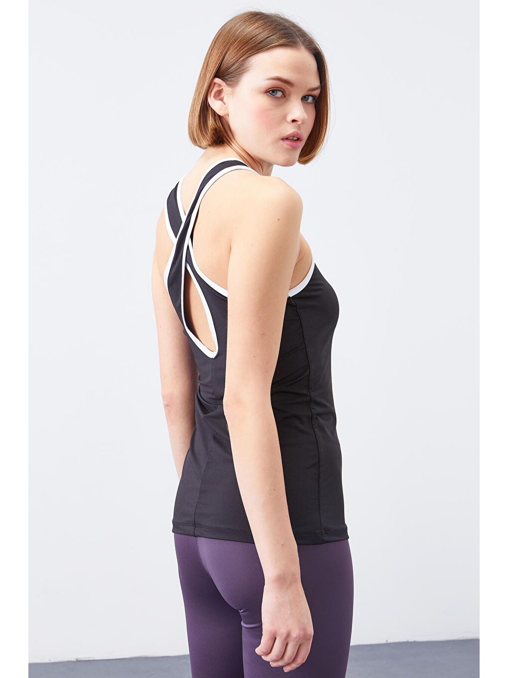 Siyah - Beyaz Çapraz Askılı Kolsuz Standart Kalıp Kadın Spor Atlet - 97094-2