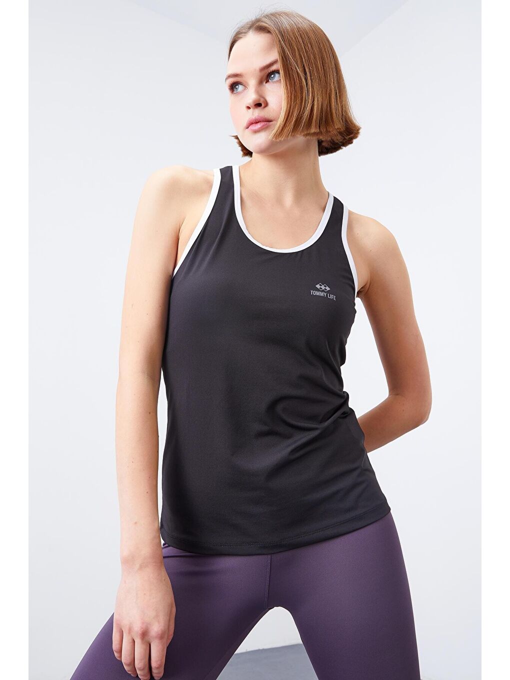 Siyah - Beyaz Çapraz Askılı Kolsuz Standart Kalıp Kadın Spor Atlet - 97094-4