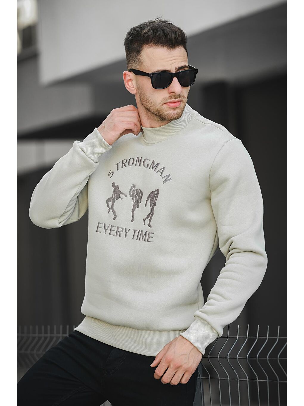Yeşil Strong Man Nakışlı Üç İplik Şardonlu Yarım Balıkçı Yaka Erkek Sweatshirt