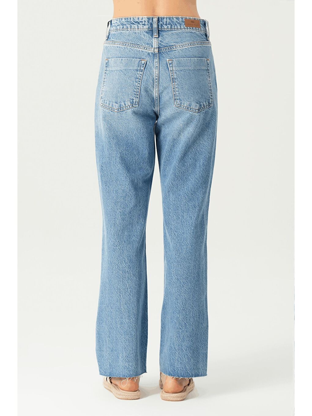 Açık Mavi Yüksek Bel Patı Fermuarlı İnci Detaylı Paçası Kesik Straight Fit Jean Pantolon C 4518-111-3