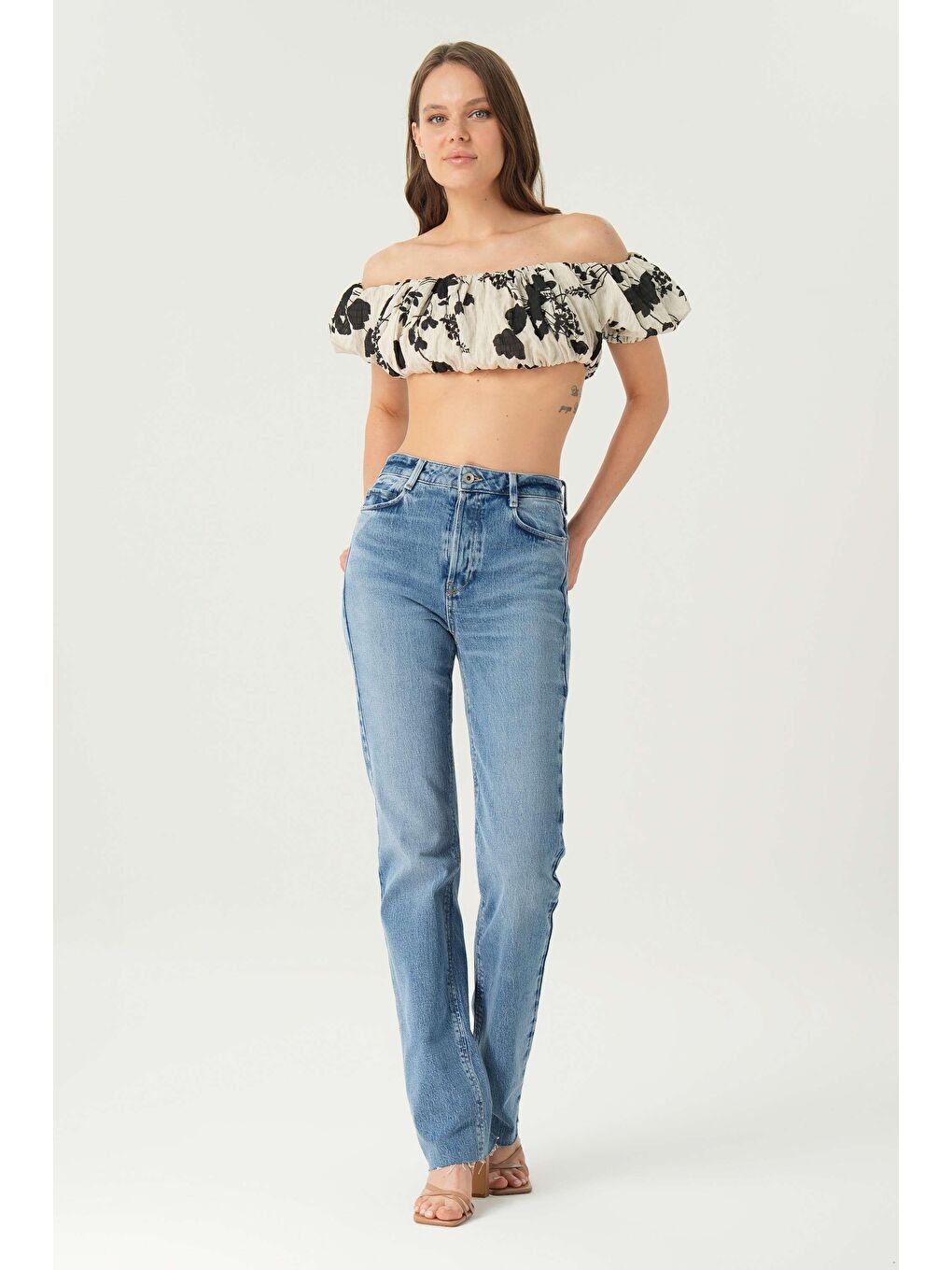 Orta Mavi Yüksek Bel Patı Düğmeli Yıpratmalı Paçası Kesik Slim Straight Jean Pantolon C 4556-025