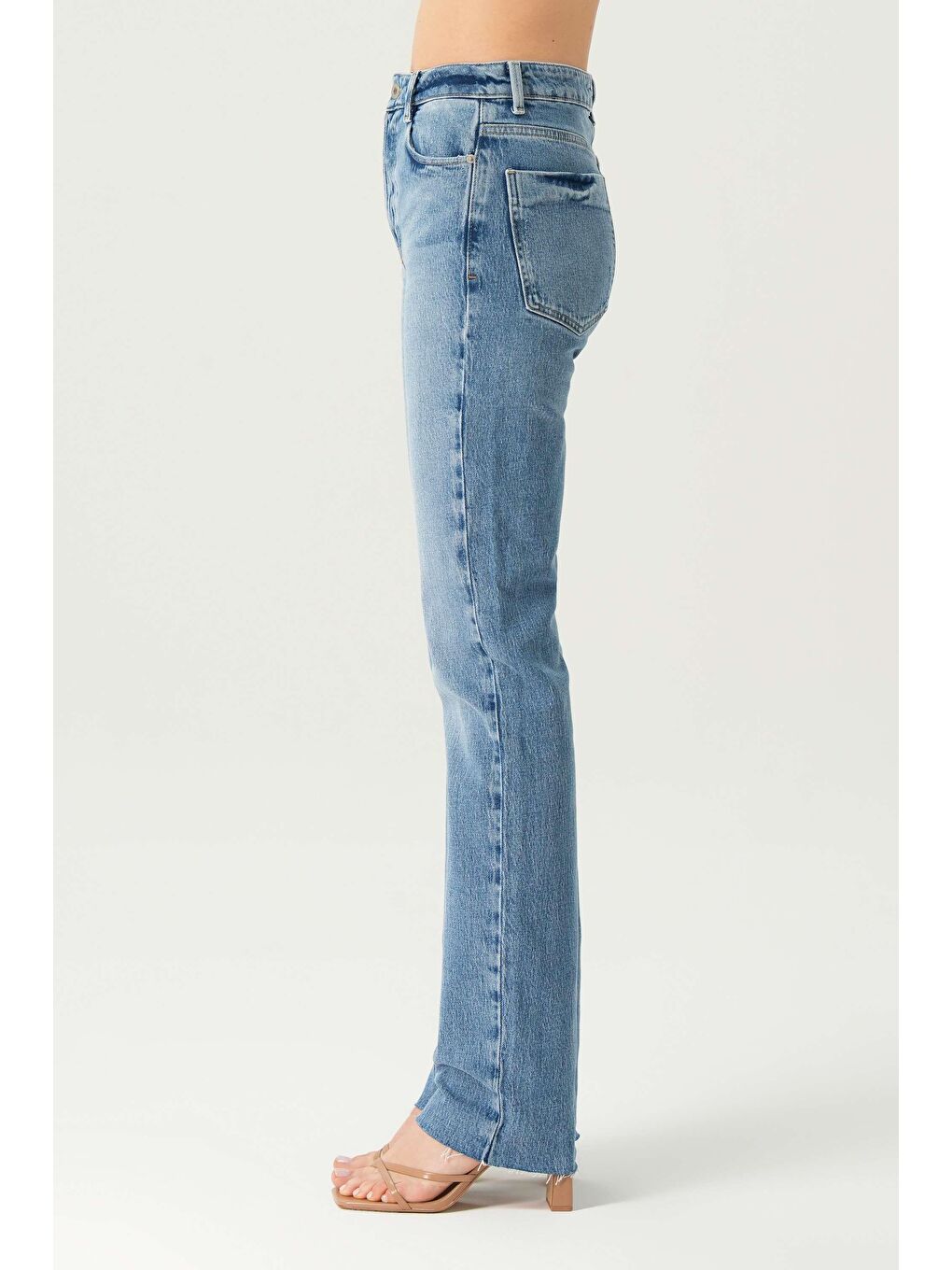 Orta Mavi Yüksek Bel Patı Düğmeli Yıpratmalı Paçası Kesik Slim Straight Jean Pantolon C 4556-025-2