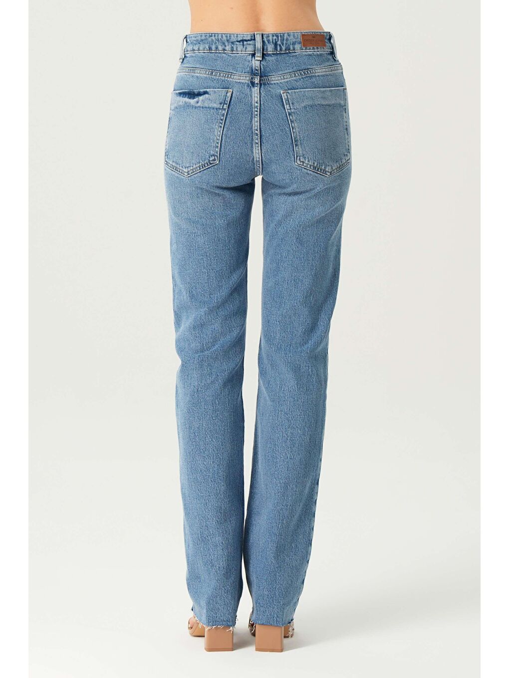 Orta Mavi Yüksek Bel Patı Düğmeli Yıpratmalı Paçası Kesik Slim Straight Jean Pantolon C 4556-025-3