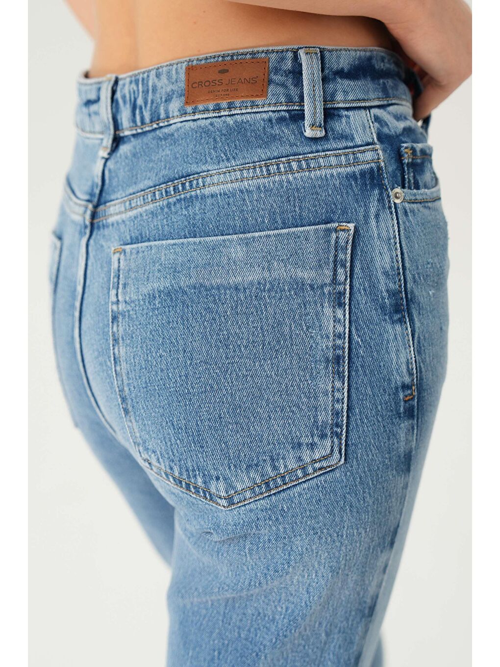 Orta Mavi Yüksek Bel Patı Düğmeli Yıpratmalı Paçası Kesik Slim Straight Jean Pantolon C 4556-025-4