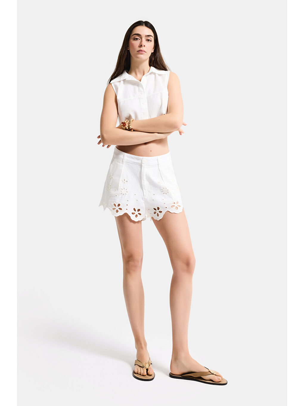 Kadın Kırık Beyaz 7s6-101 Mini Dantel Detaylı Tasarım Şort-3