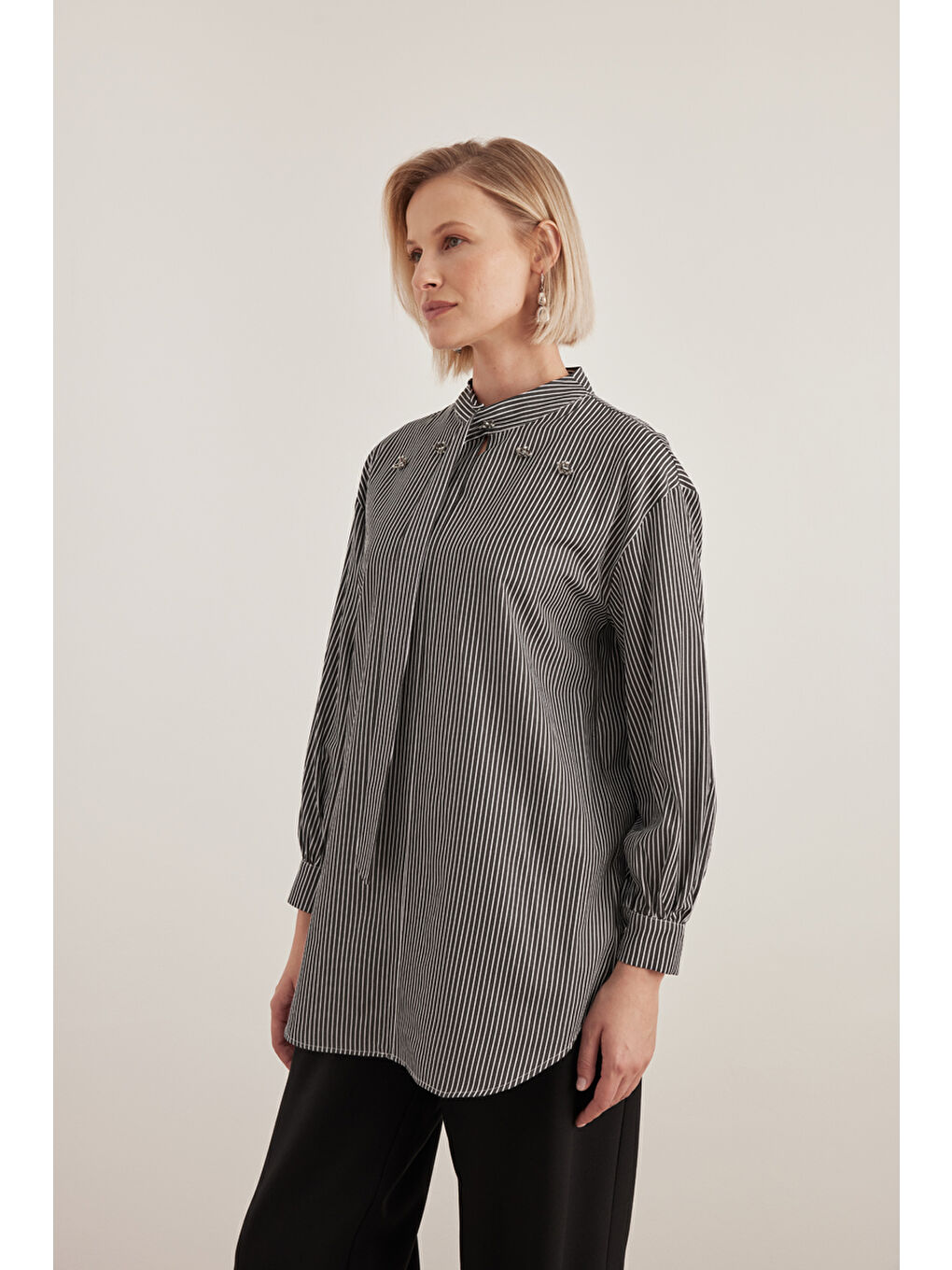 Antrasit Yaka İşlemeli Çizgili Bluz-2