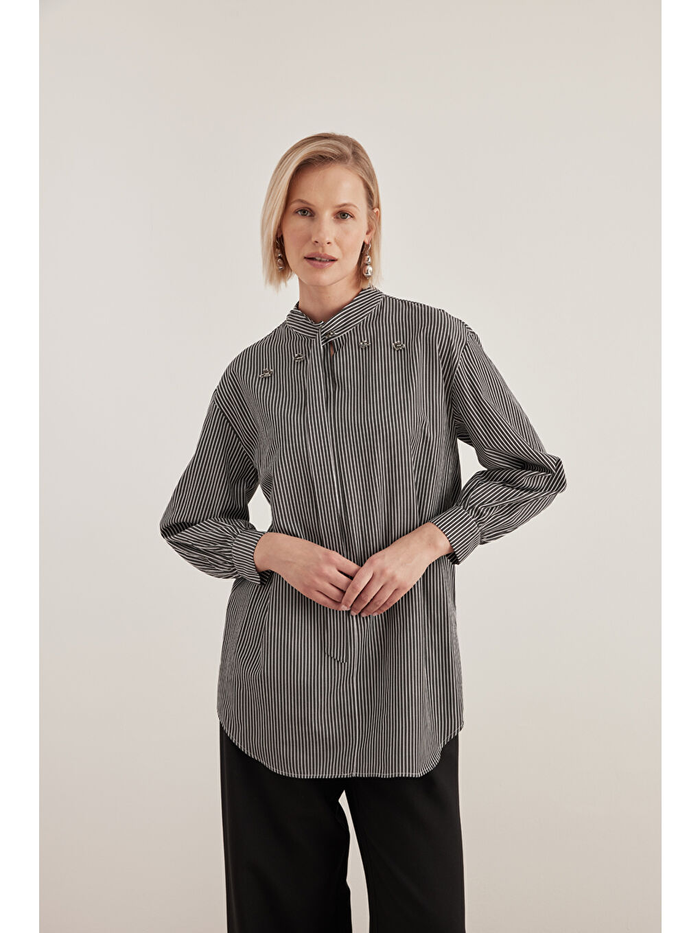 Antrasit Yaka İşlemeli Çizgili Bluz-3