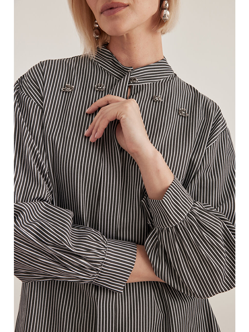 Antrasit Yaka İşlemeli Çizgili Bluz-4