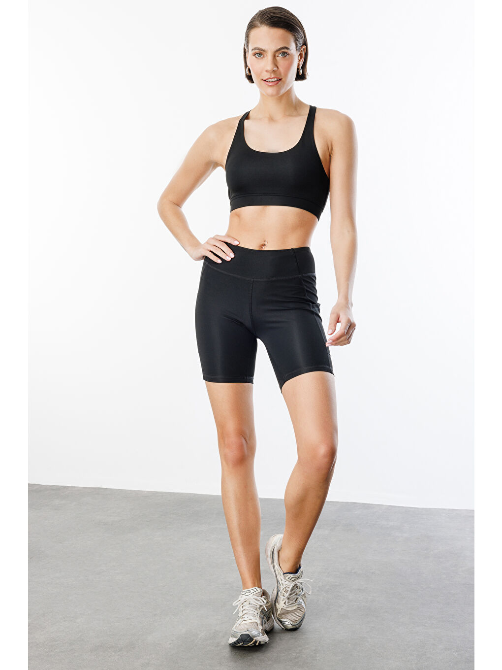 Siyah Hafif Destekli Sırt Detaylı Kaplı Spor Sütyeni ÇAPRAZ-ATLET-1