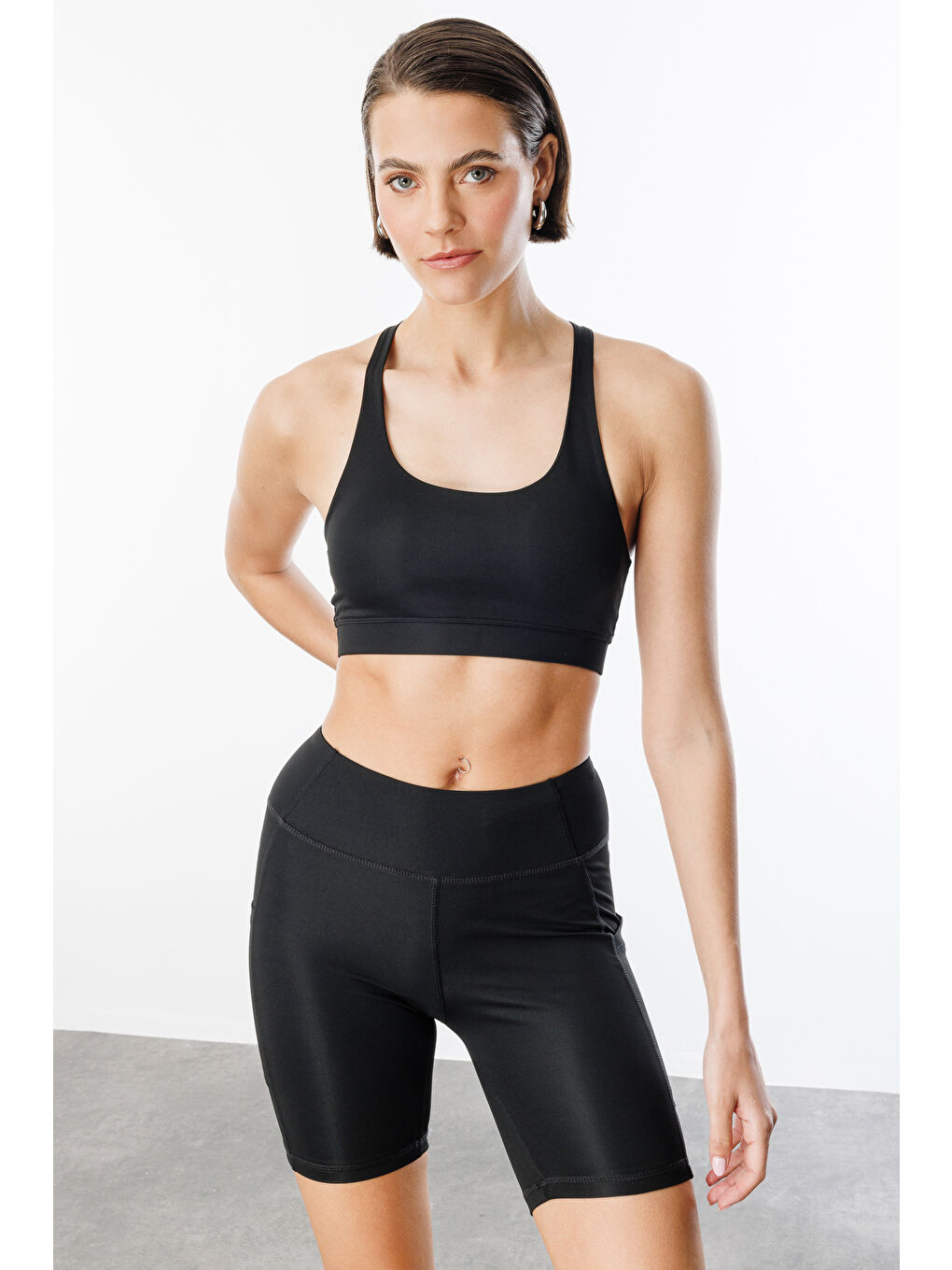 Siyah Hafif Destekli Sırt Detaylı Kaplı Spor Sütyeni ÇAPRAZ-ATLET-5