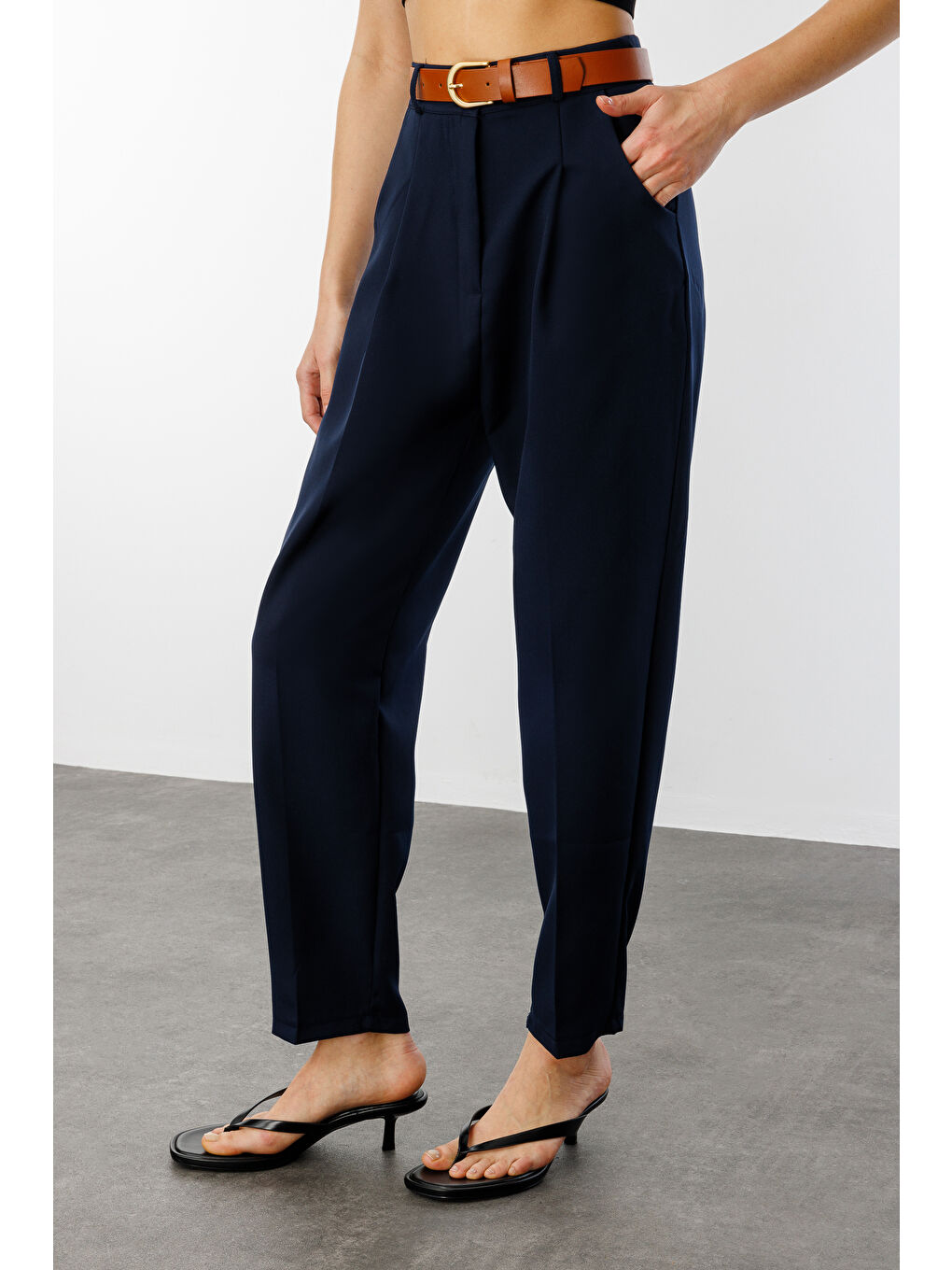 Lacivert Kadın Dar Paça Pileli Kemerli Mevsimlik Kumaş Pantolon KEMERLİ-PANTOLON-2