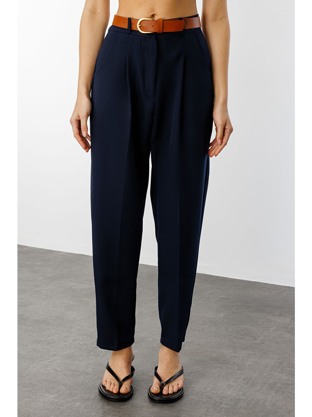 Lacivert Kadın Dar Paça Pileli Kemerli Mevsimlik Kumaş Pantolon KEMERLİ-PANTOLON-4