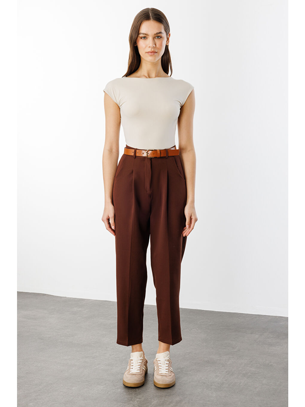 Kahverengi Kadın Dar Paça Pileli Kemerli Mevsimlik Kumaş Pantolon KEMERLİ-PANTOLON-1