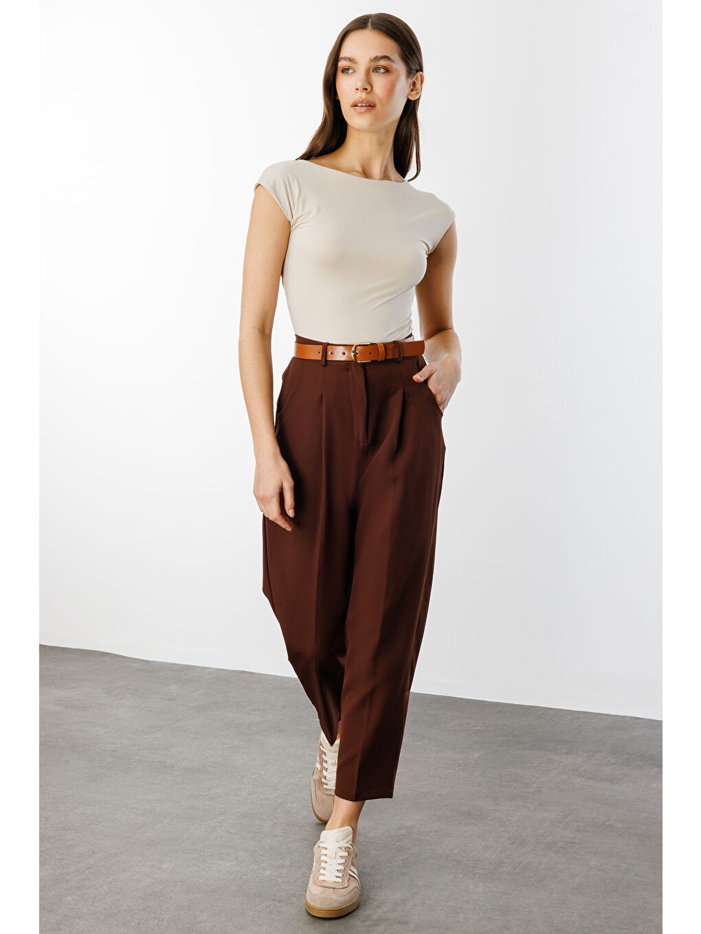 Kahverengi Kadın Dar Paça Pileli Kemerli Mevsimlik Kumaş Pantolon KEMERLİ-PANTOLON-2