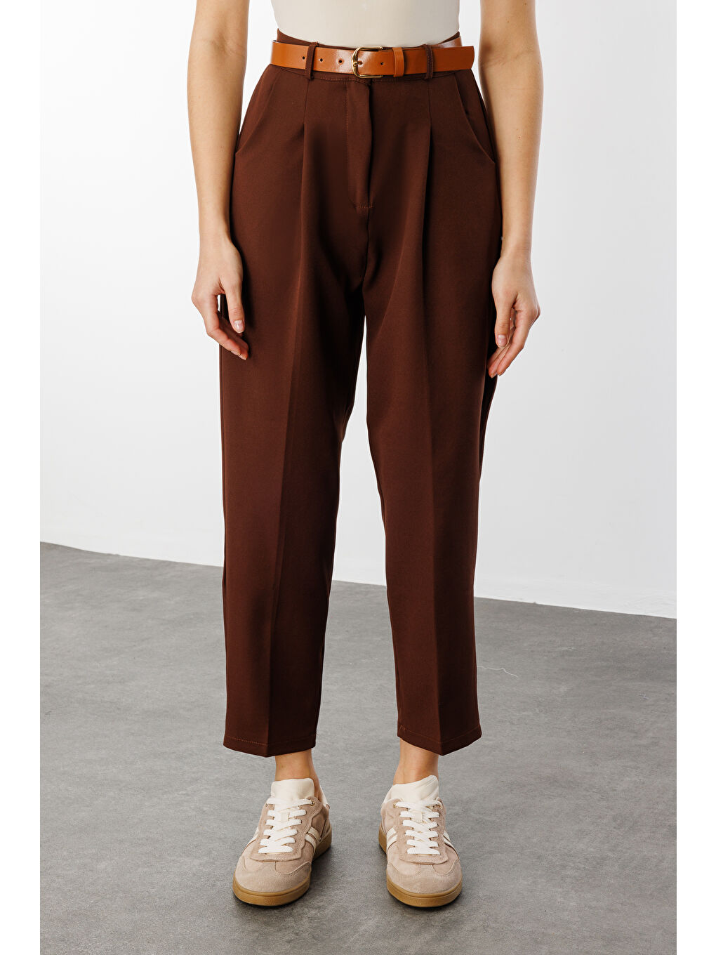 Kahverengi Kadın Dar Paça Pileli Kemerli Mevsimlik Kumaş Pantolon KEMERLİ-PANTOLON-3