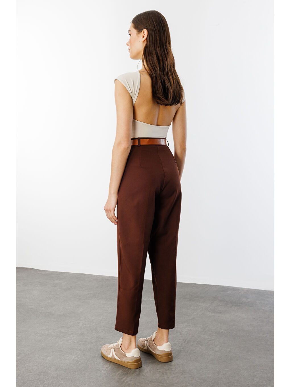 Kahverengi Kadın Dar Paça Pileli Kemerli Mevsimlik Kumaş Pantolon KEMERLİ-PANTOLON-4