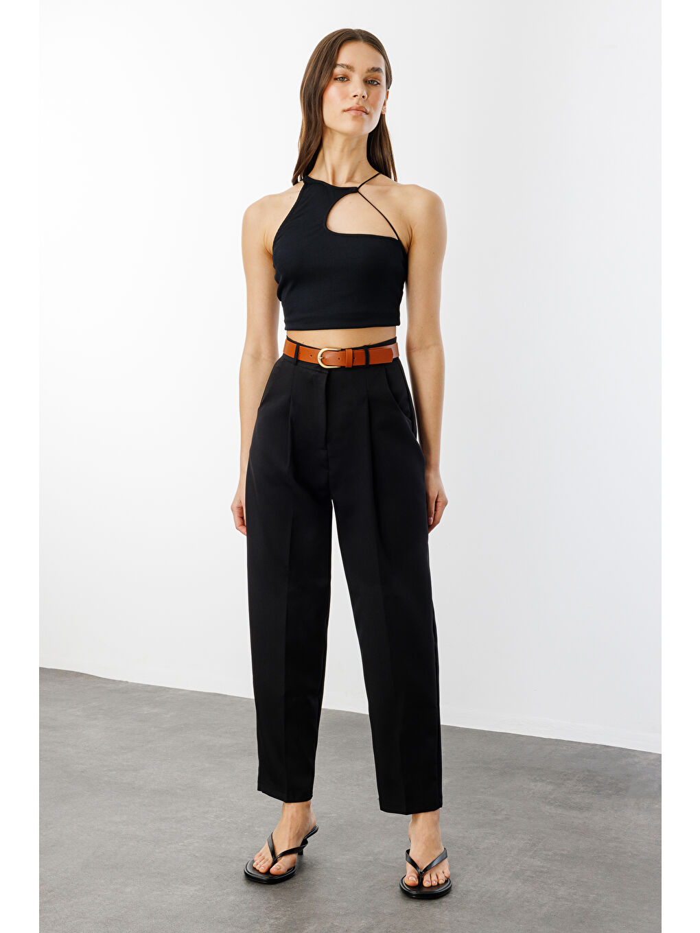 Siyah Kadın Dar Paça Pileli Kemerli Mevsimlik Kumaş Pantolon KEMERLİ-PANTOLON-1