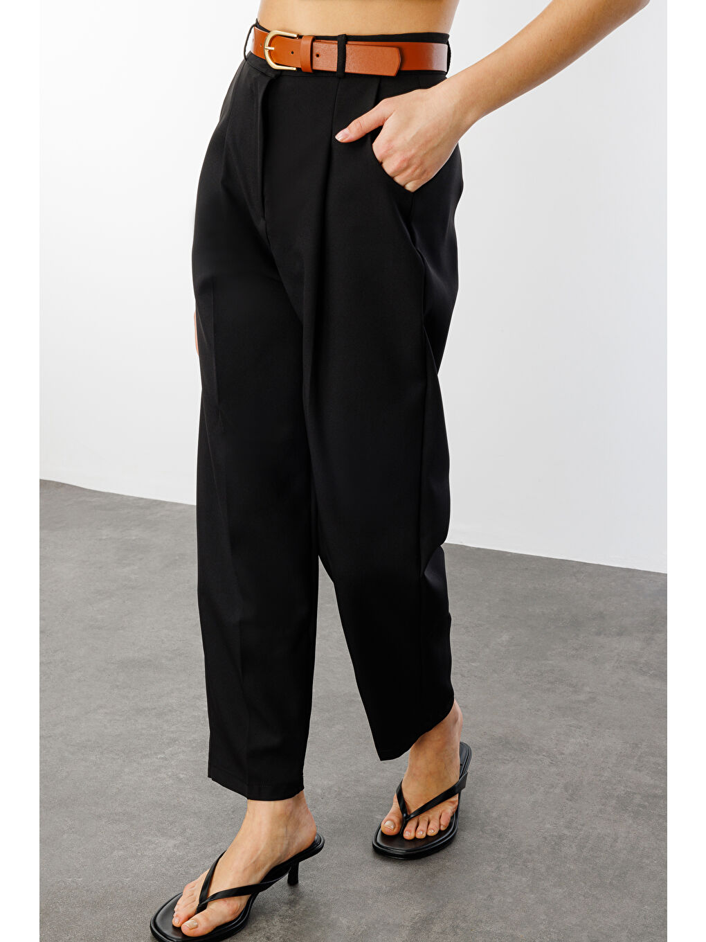 Siyah Kadın Dar Paça Pileli Kemerli Mevsimlik Kumaş Pantolon KEMERLİ-PANTOLON-2