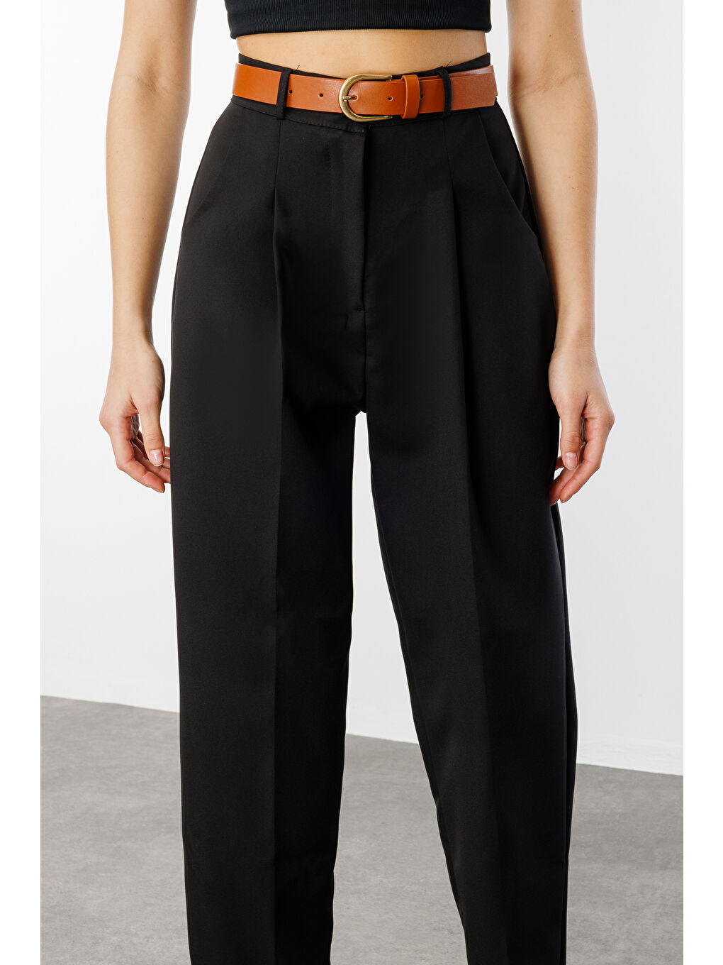 Siyah Kadın Dar Paça Pileli Kemerli Mevsimlik Kumaş Pantolon KEMERLİ-PANTOLON-3