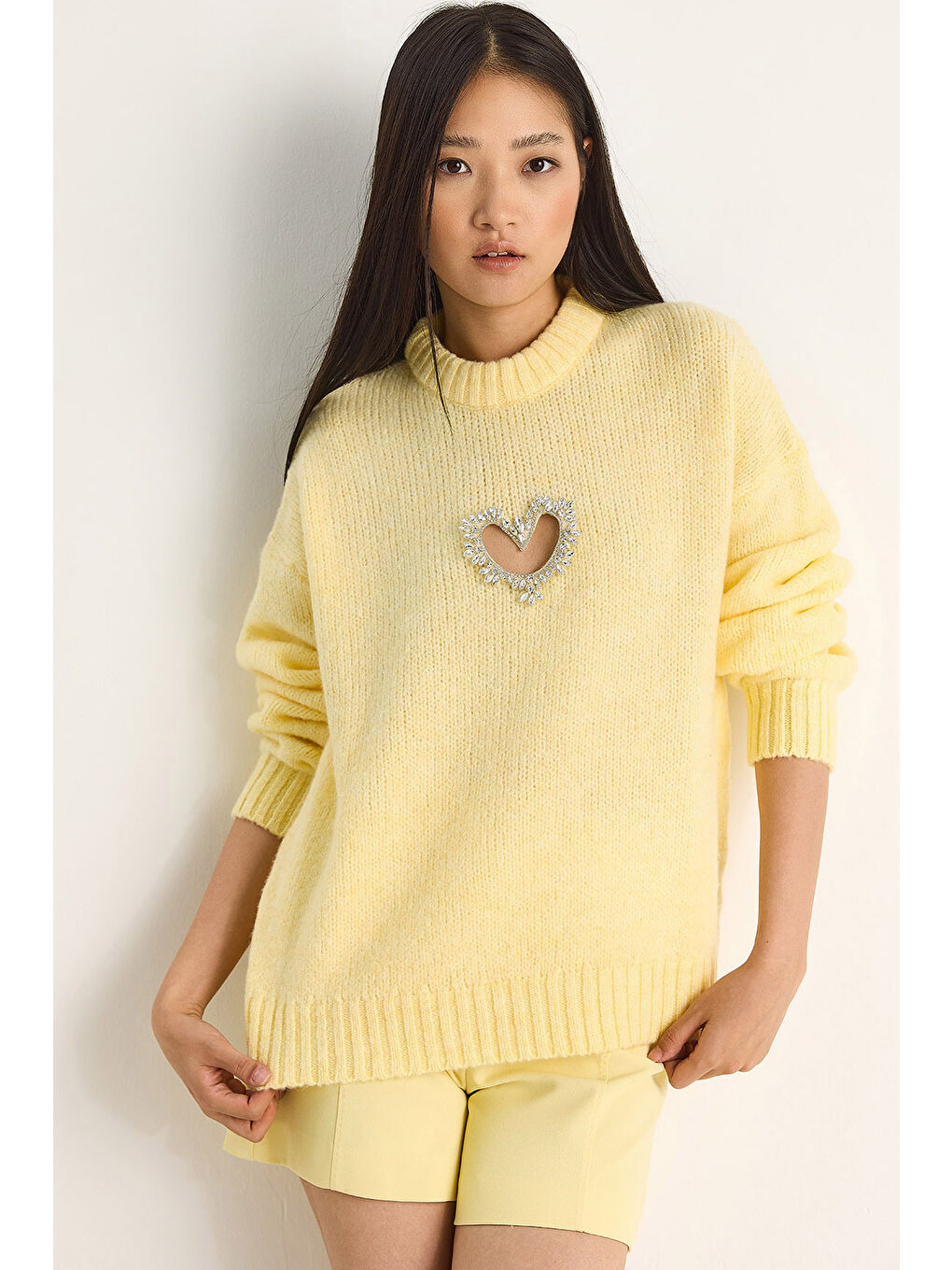 Sarı Kadın Kalp Detaylı Taş İşlemeli Triko Kazak
