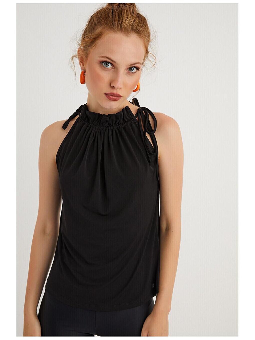 Siyah Yaka Büzgülü Kolsuz Bluz