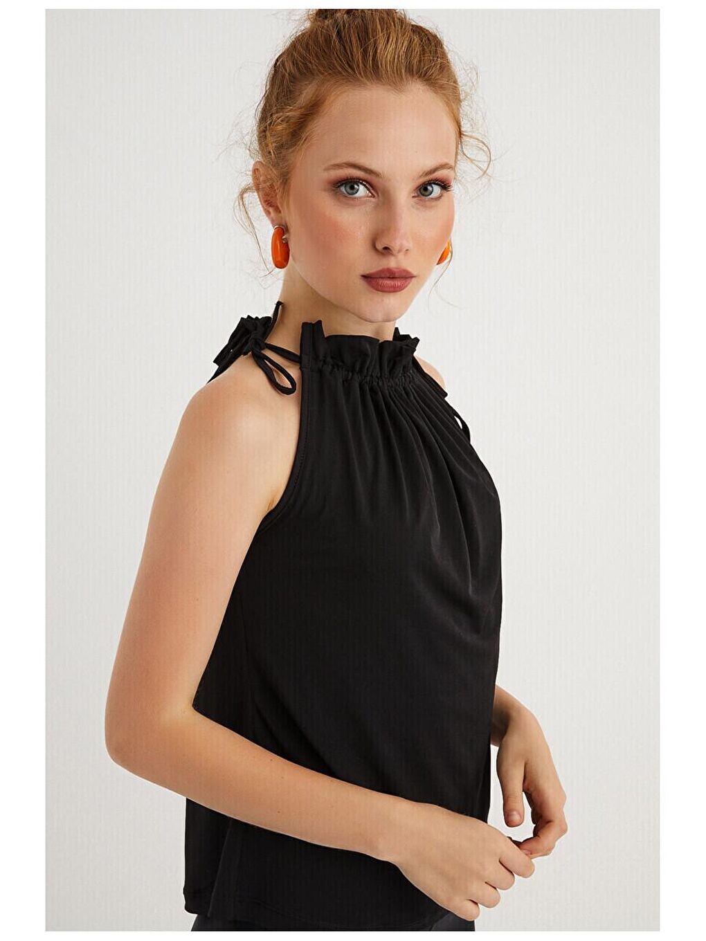 Siyah Yaka Büzgülü Kolsuz Bluz-1