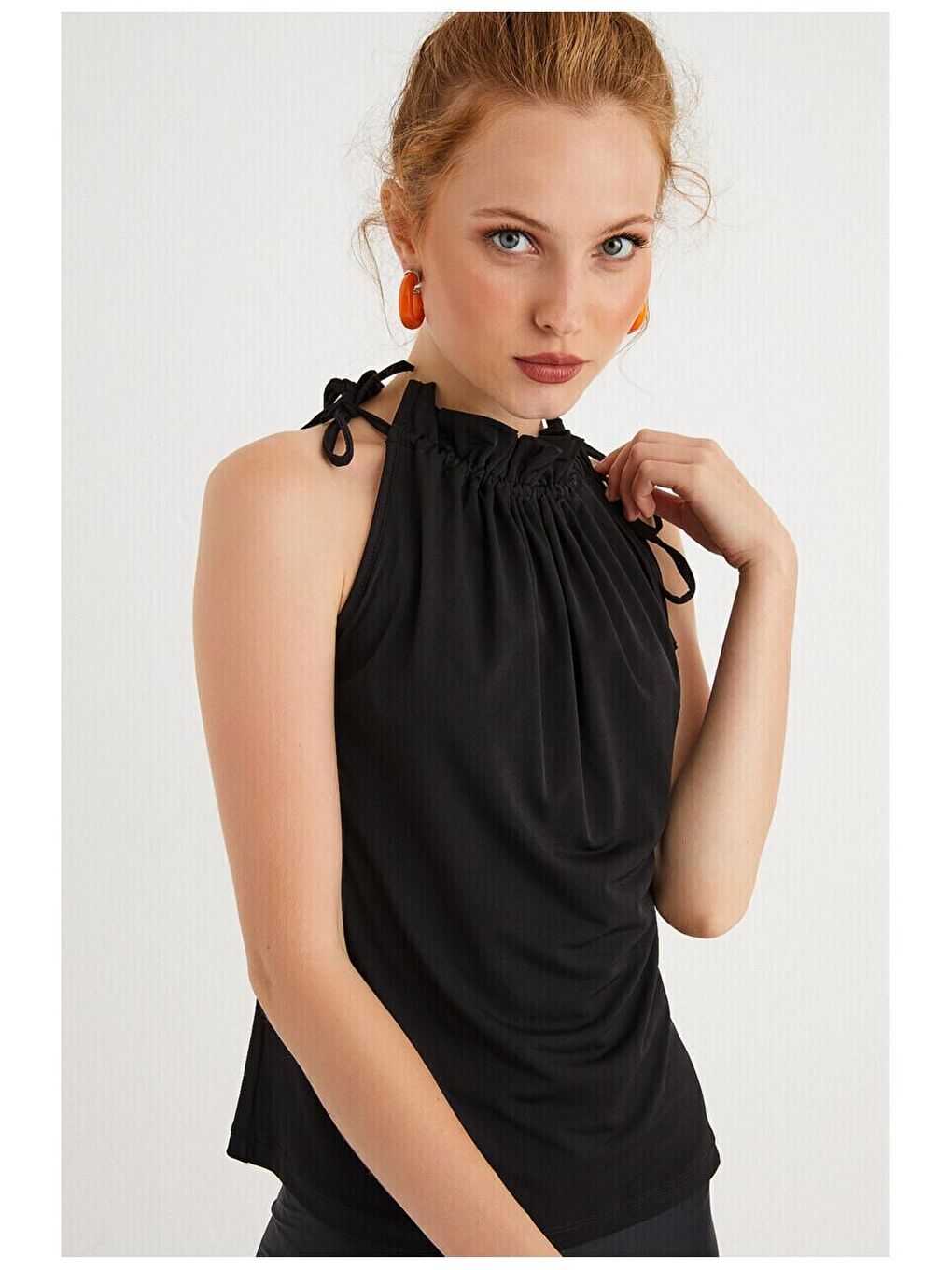 Siyah Yaka Büzgülü Kolsuz Bluz-2