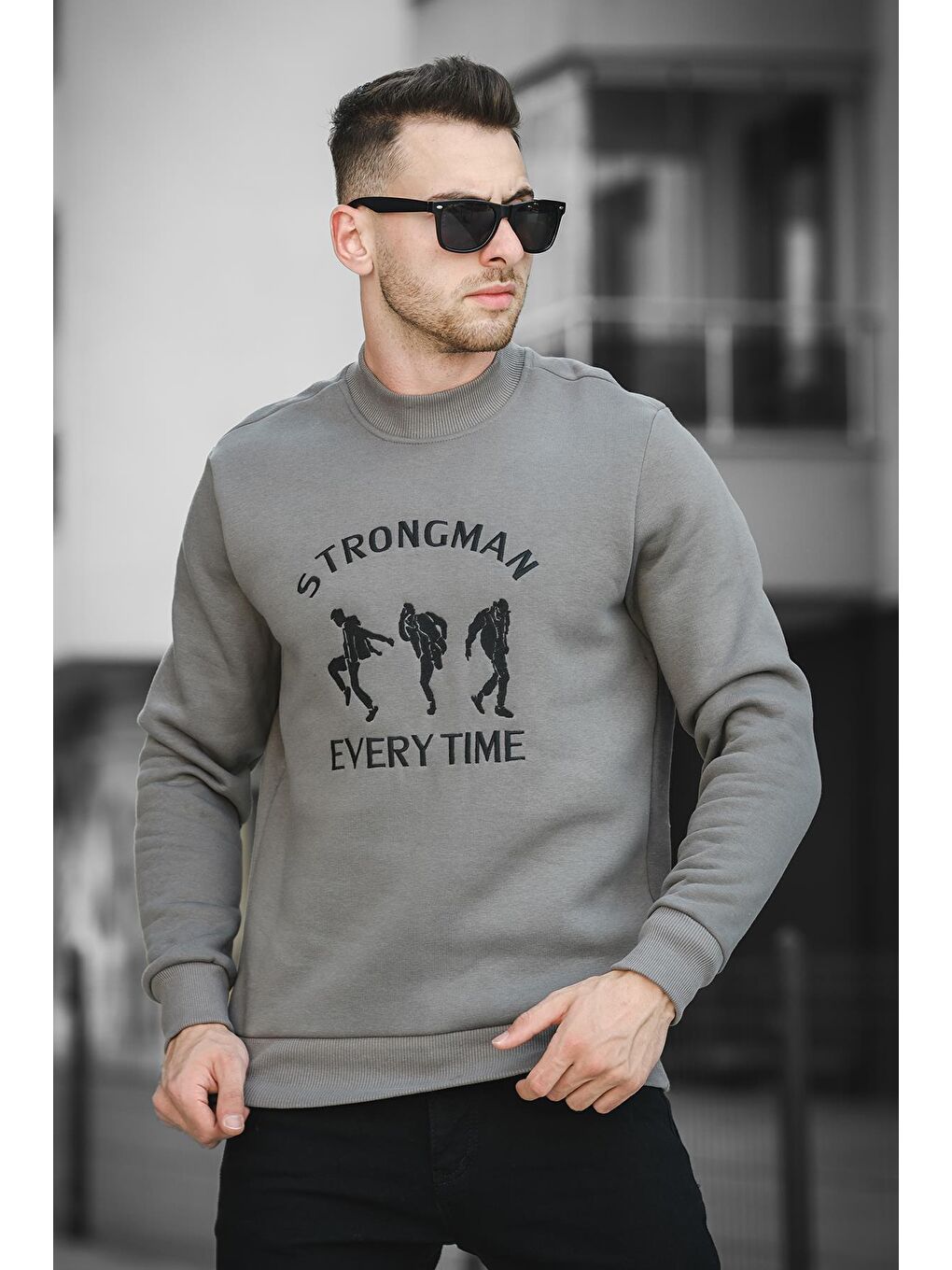 Antrasit Strong Man Nakışlı Üç İplik Şardonlu Yarım Balıkçı Yaka Erkek Sweatshirt