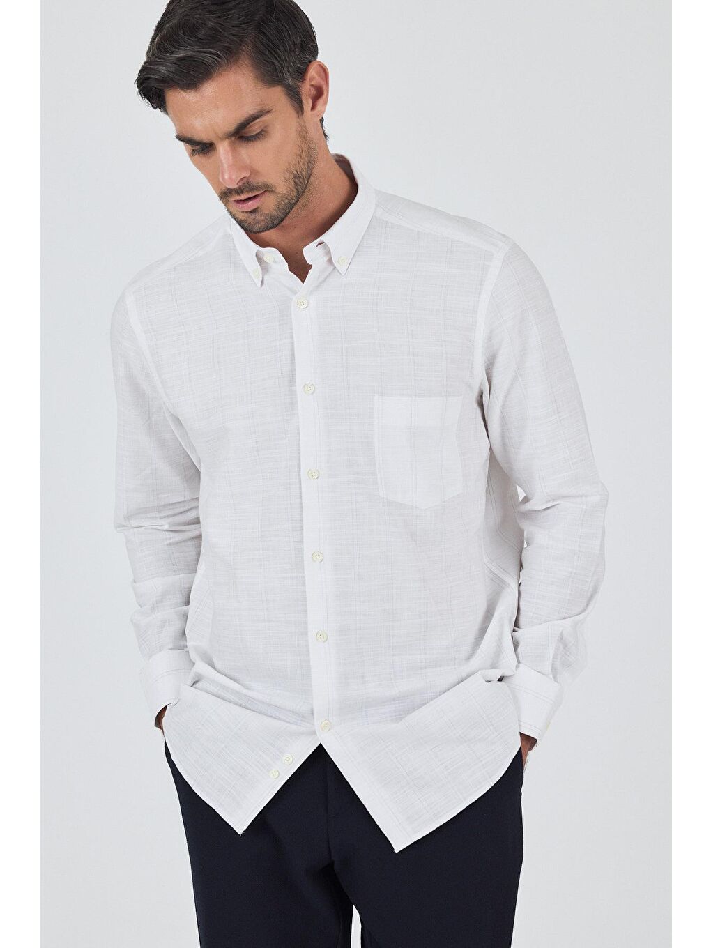 Beyaz Uzun Kol Çizgili Desen Düğmeli Yaka Cepli Classic Comfort Fit %100 Pamuk Gömlek 1004250189-2