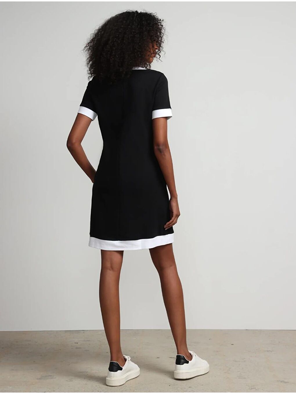 Kadın Siyah Miniboy Yaka ve Etek Beyaz Şerit Kesimli Tişört Elbise-1
