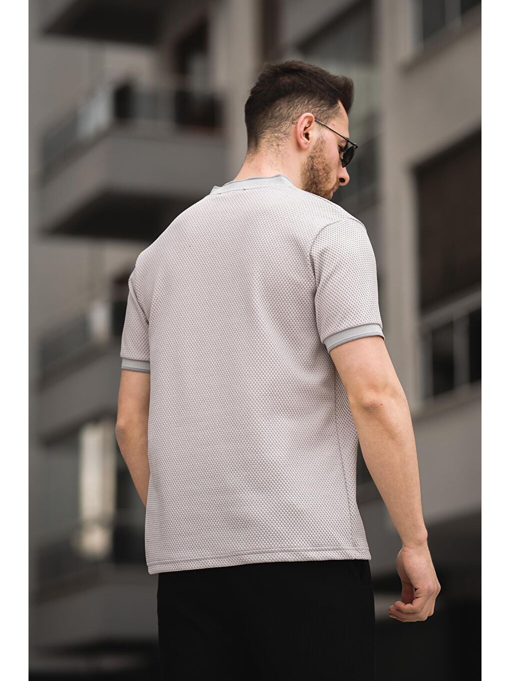 Gri Petek Desen Fermuarlı Kolej Yaka Erkek Tişört-2
