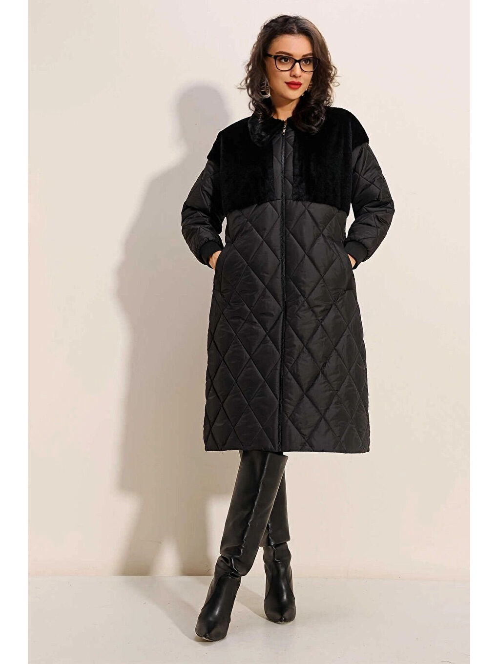 Kadın Siyah Pelüş Detaylı Oversize Kapitone Uzun Mont HZL25W BD151851