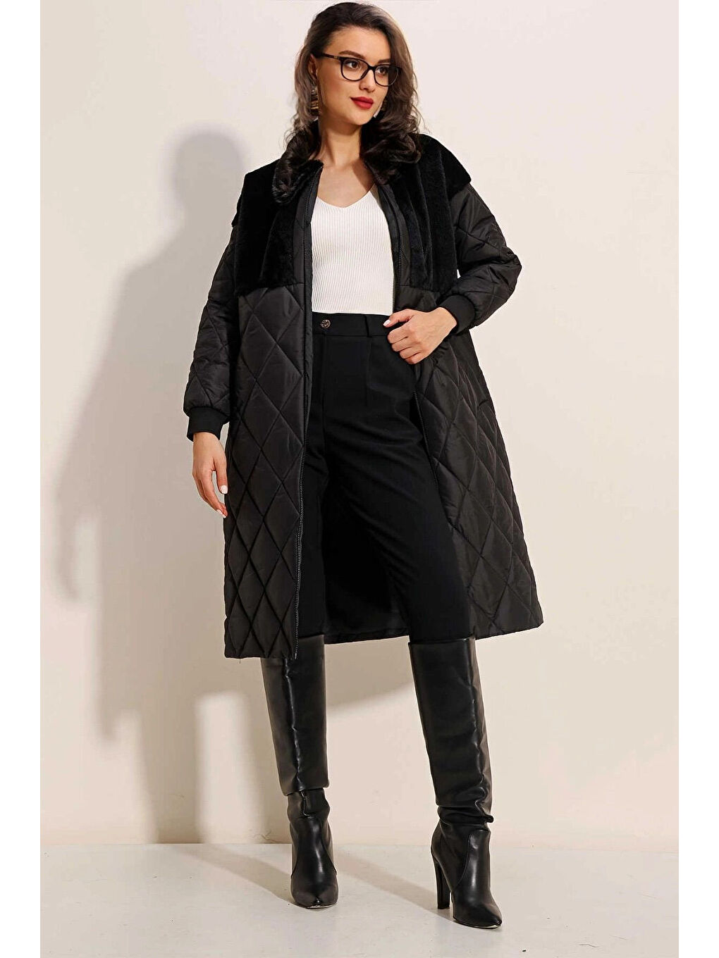 Kadın Siyah Pelüş Detaylı Oversize Kapitone Uzun Mont HZL25W BD151851-1