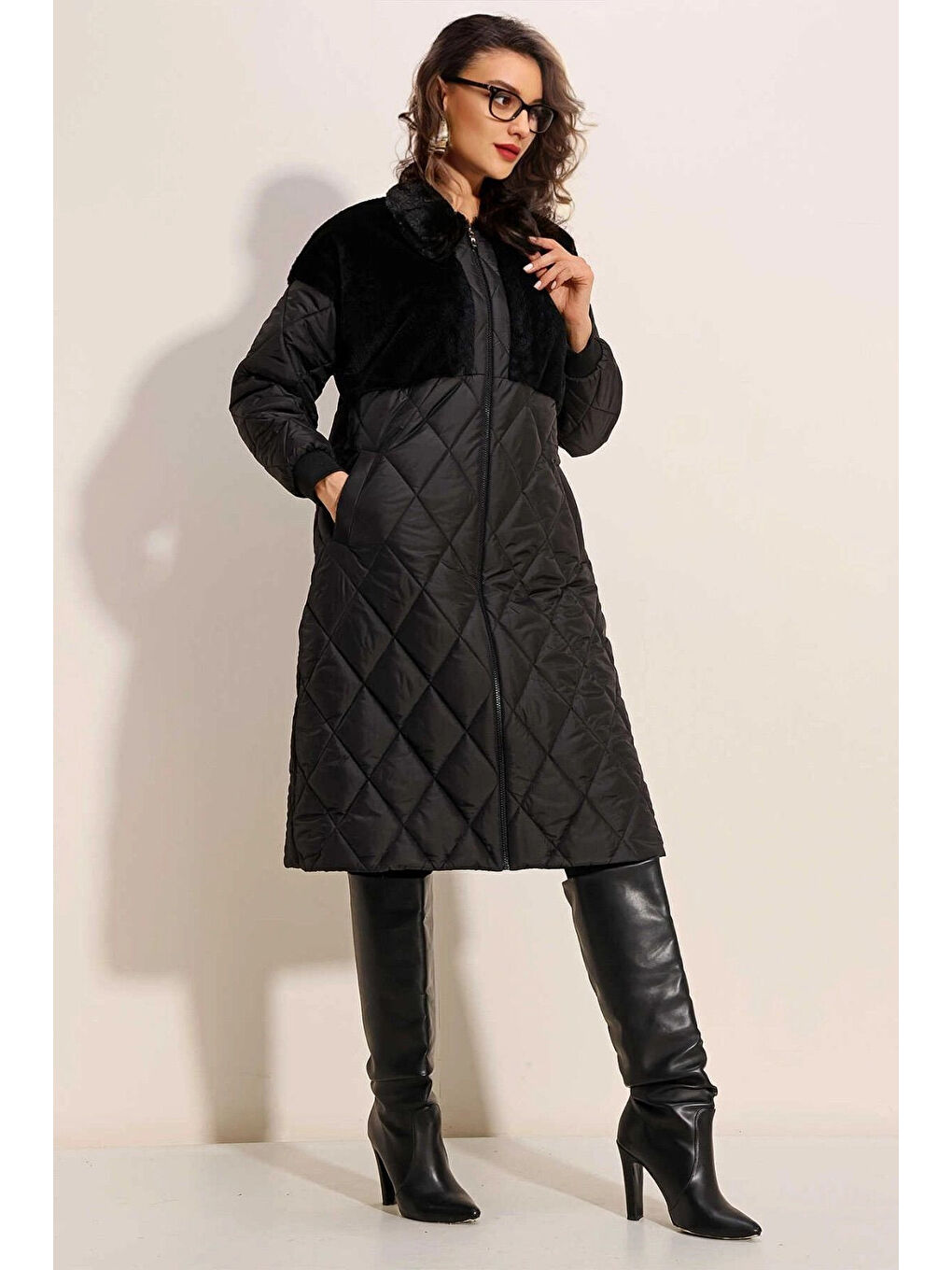 Kadın Siyah Pelüş Detaylı Oversize Kapitone Uzun Mont HZL25W BD151851-2