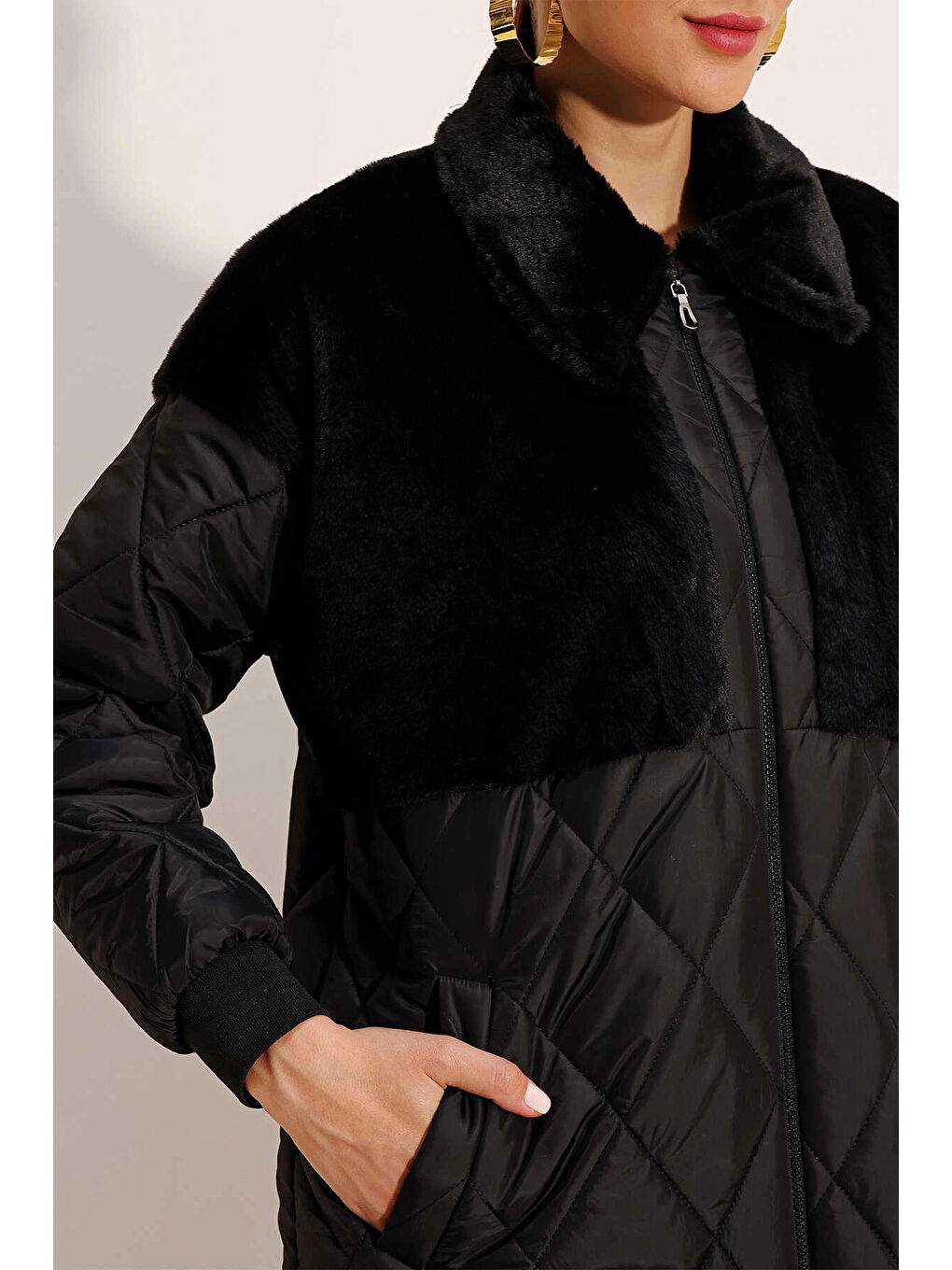 Kadın Siyah Pelüş Detaylı Oversize Kapitone Uzun Mont HZL25W BD151851-4