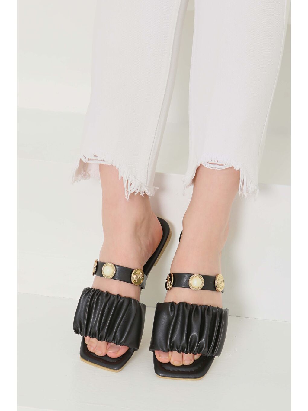 Kadın Siyah Büzgülü İncili Terlik - 27110