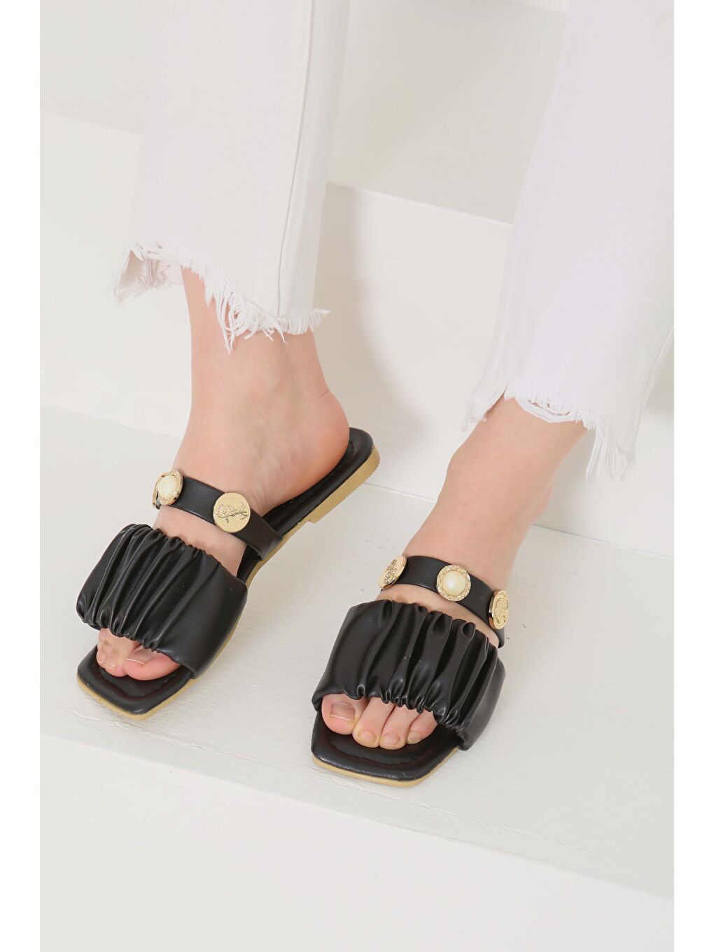 Kadın Siyah Büzgülü İncili Terlik - 27110-2