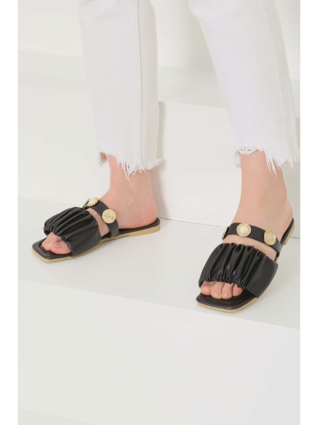 Kadın Siyah Büzgülü İncili Terlik - 27110-3