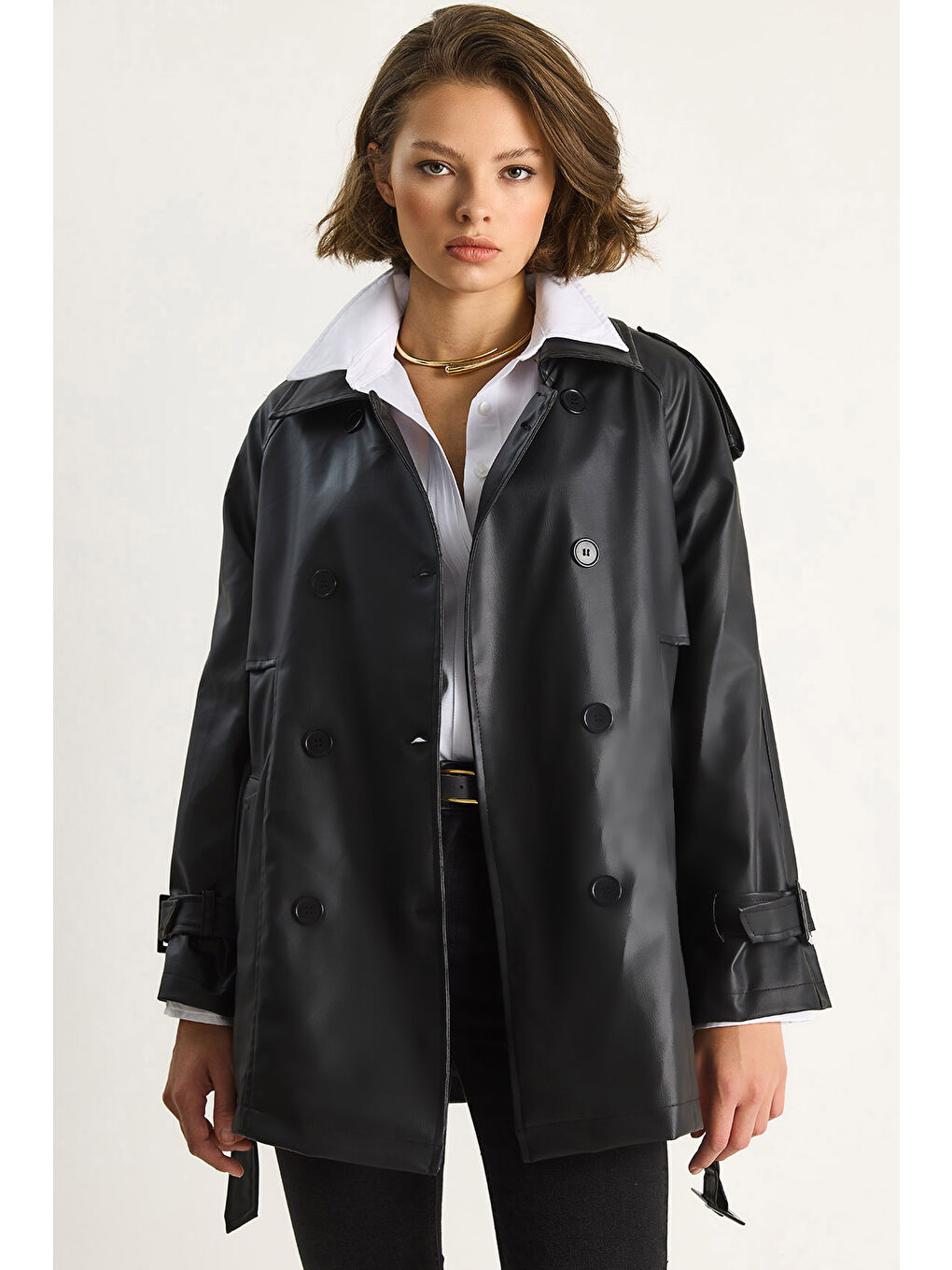 Siyah Kadın Kruvaze Yaka Kuşaklı Astarlı Kısa Suni Deri Trençkot