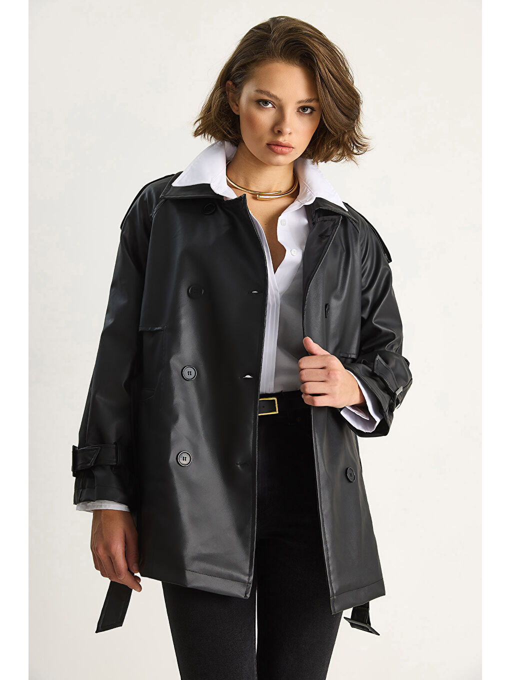 Siyah Kadın Kruvaze Yaka Kuşaklı Astarlı Kısa Suni Deri Trençkot-1