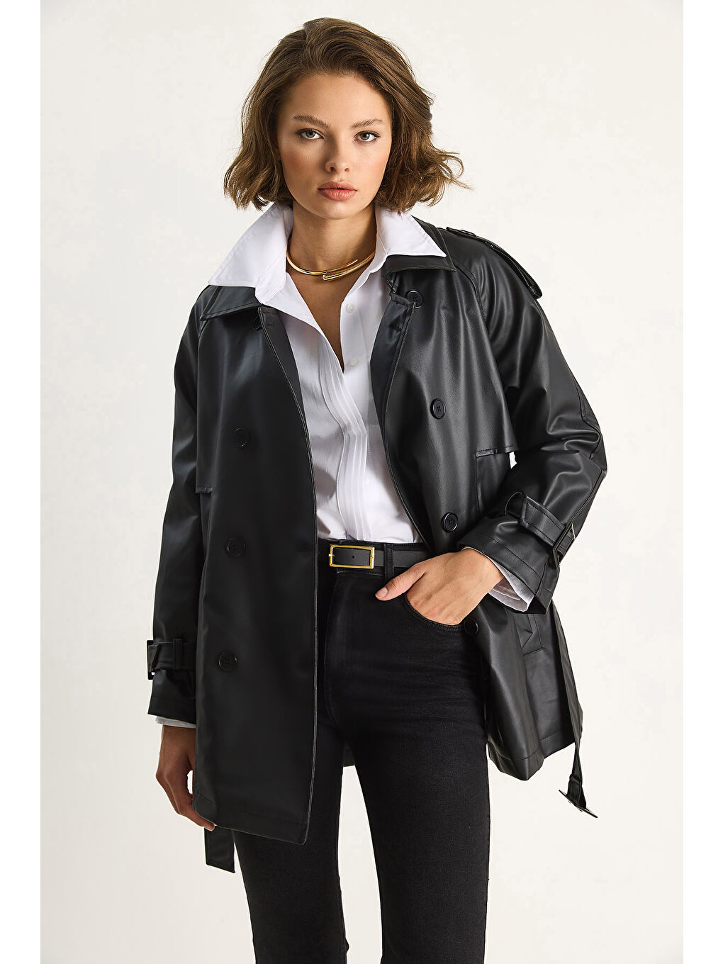 Siyah Kadın Kruvaze Yaka Kuşaklı Astarlı Kısa Suni Deri Trençkot-2