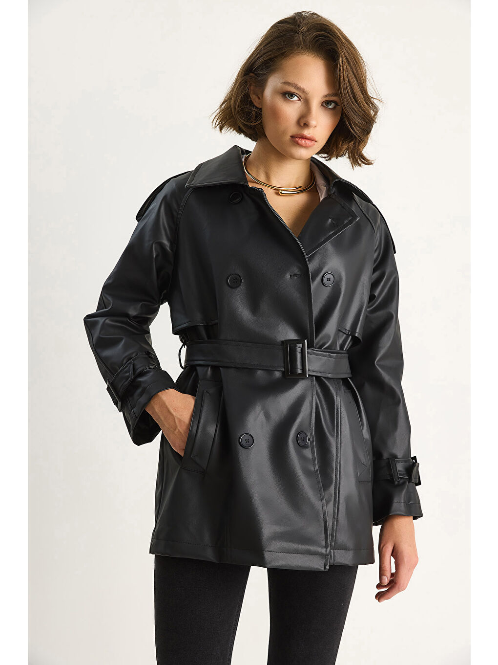 Siyah Kadın Kruvaze Yaka Kuşaklı Astarlı Kısa Suni Deri Trençkot-4