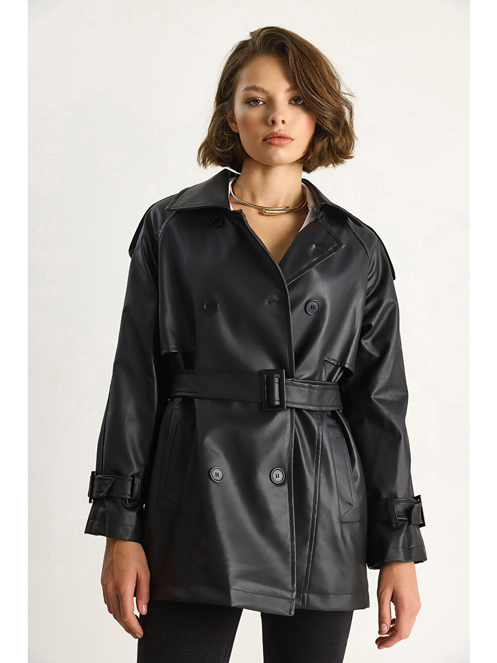 Siyah Kadın Kruvaze Yaka Kuşaklı Astarlı Kısa Suni Deri Trençkot-5