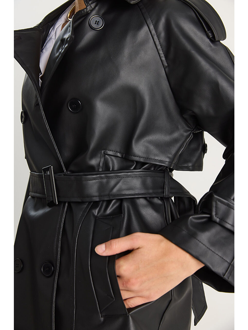 Siyah Kadın Kruvaze Yaka Kuşaklı Astarlı Kısa Suni Deri Trençkot-6