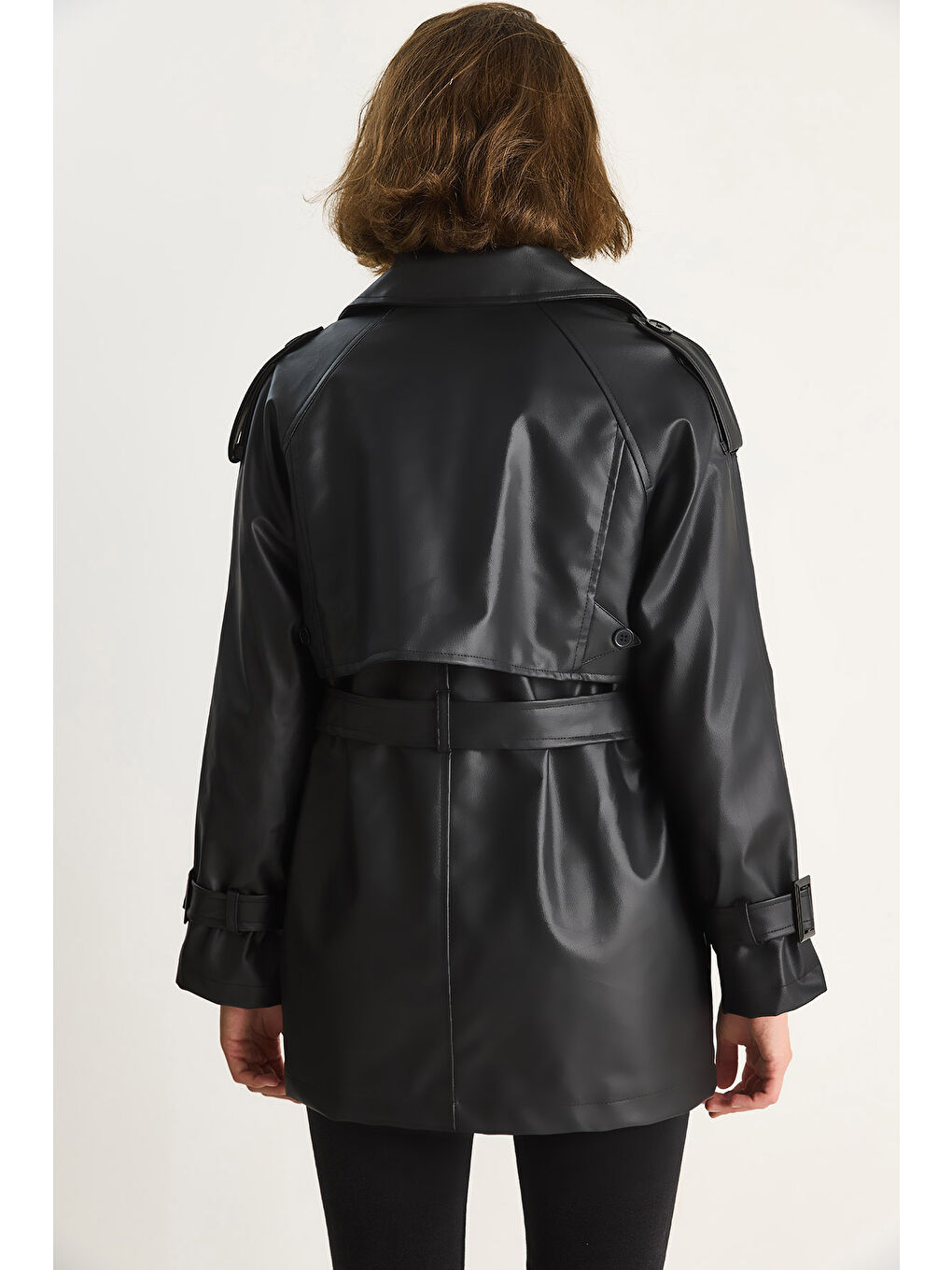 Siyah Kadın Kruvaze Yaka Kuşaklı Astarlı Kısa Suni Deri Trençkot-7